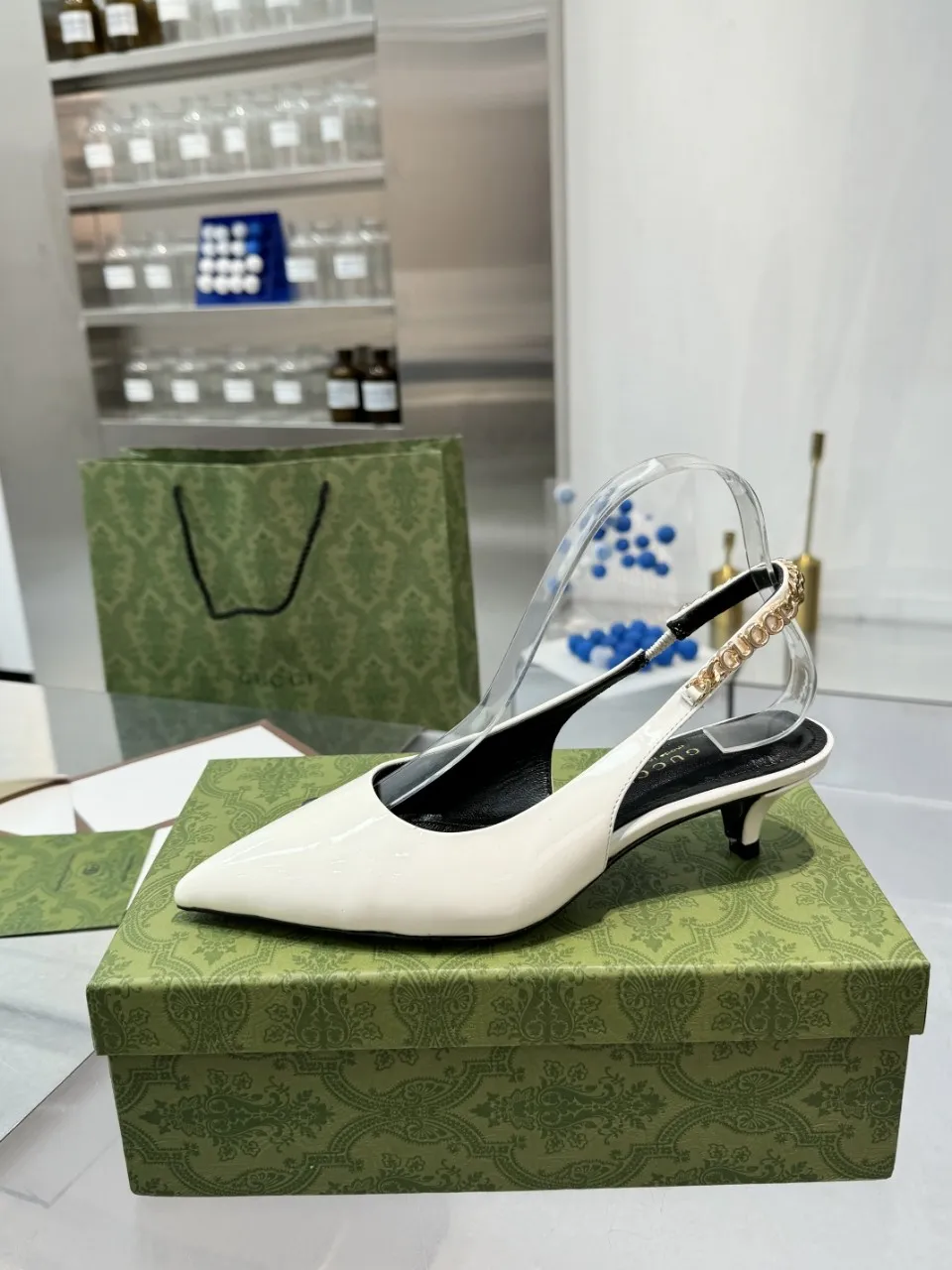 👟👟Ex-factory price 440👟👟 (genuine leather sole +40) Gucci Signoria pumps are named after the central square of Florence, recreating the classic and elegant style of the birthplace of the brand. Combining shiny patent leather with a pointed toe, these shoes are embellished with Gucci's signature chain, adding a stylish edge to your new season wardrobe. Upper: Made of first-layer imported patent cowhide/sheepskin lining. Outsole: rubber non-slip outsole/genuine leather outsole. Size: 35-42 (34/41 42 customized, non-refundable)
